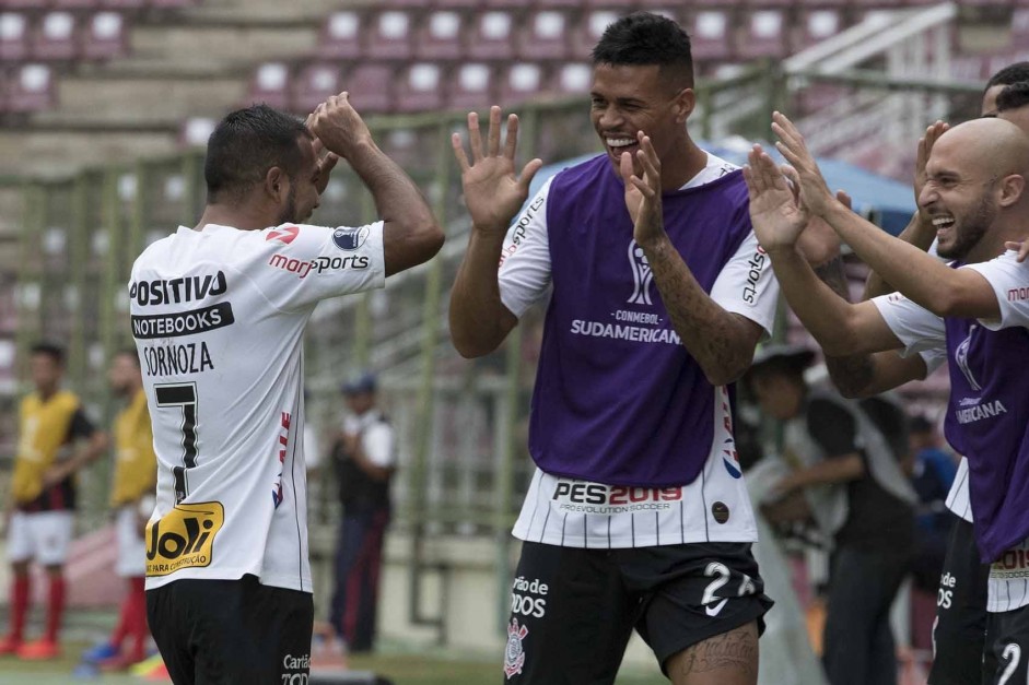 Sornoza comemorando seu gol com Richard e Rgis na partida contra o Lara, na Venezuela