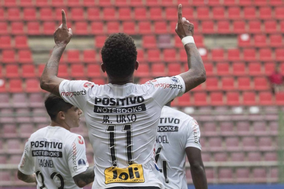 Urso comemorando seu gol contra o Deportivo Lara, pela Copa Sul-Americana
