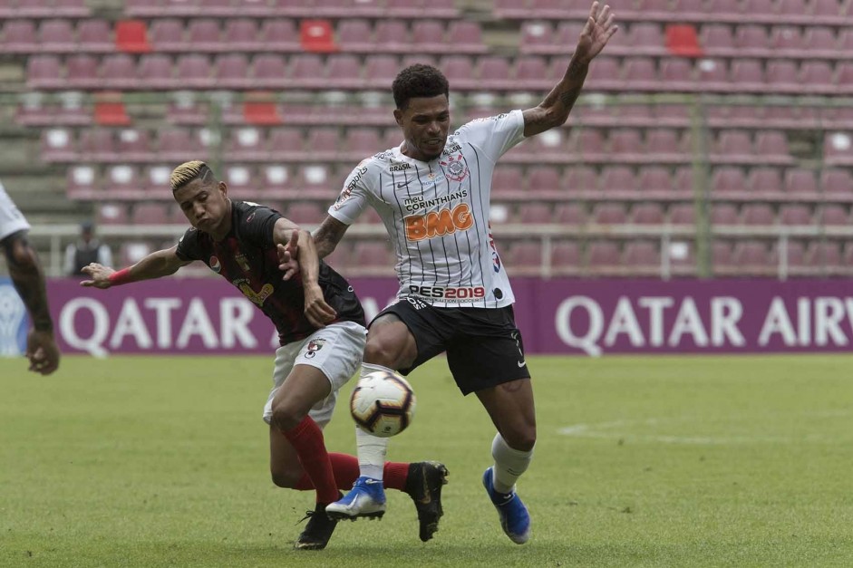 Volante Jnior Urso durante jogo contra o Deportivo Lara, pela Sul-Americana