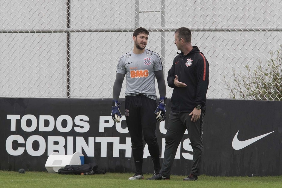 Caque Frana e Leandro Idalino, treinador de goleiros, durante atividade no CT