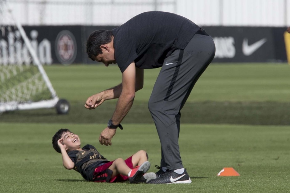 Carille brinca com criança durante treino preparatório para jogo contra o Flamengo
