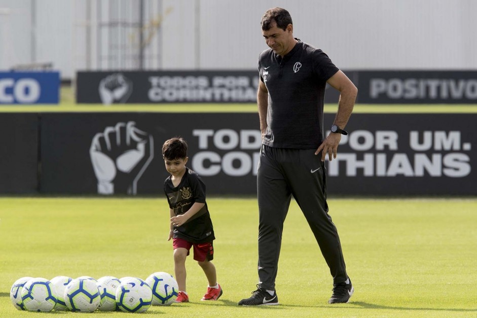 Carille e garotinho no treino de hoje no CT Joaquim Grava