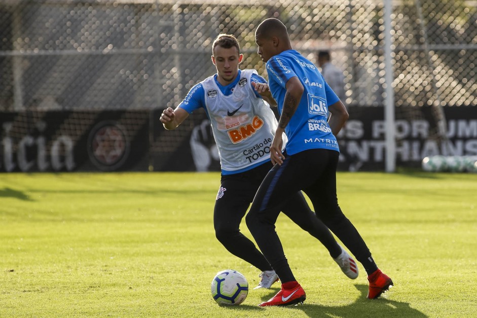 Carlos Augusto e João Victor treinam pela última vez antes do jogo contra o Flamengo