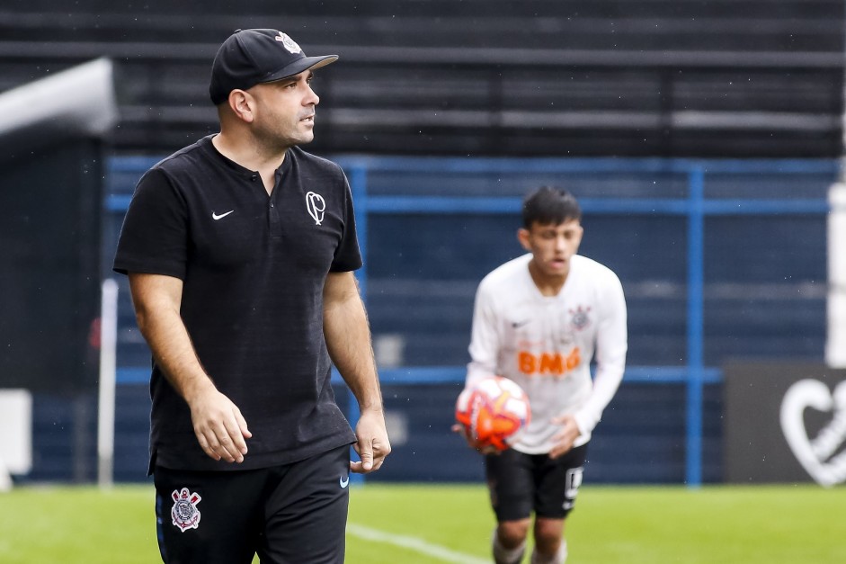 Carlos Leiria, treinador do Sub-15, durante jogo contra o Audax, pelo Paulista da categoria