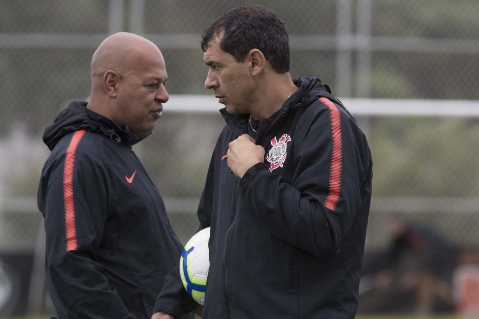 Mauro Silva e Fbio Carille durante o treino deste domingo no CT Joaquim Grava