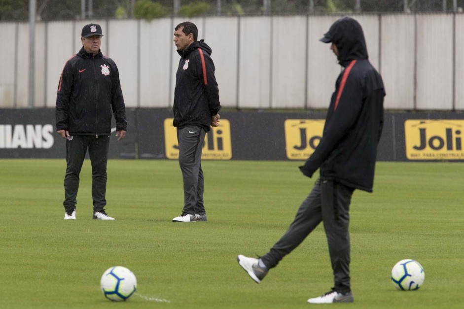 Walmir e Fbio Carille durnate o treino deste domingo no CT Joaquim Grava