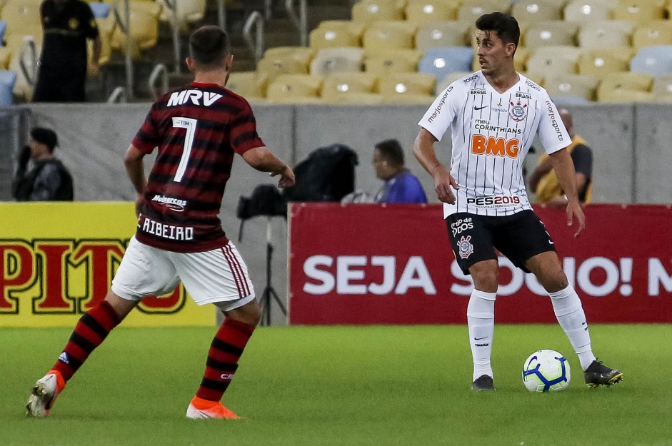 Avelar durante confronto contra o Flamengo