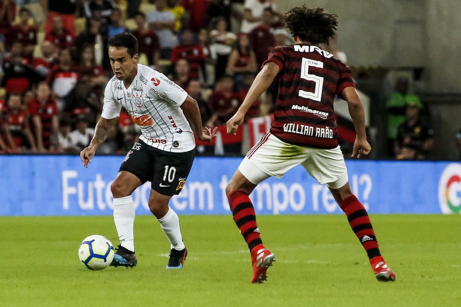 Meia Jadson durante jogo contra o Flamengo, pela Copa do Brasil