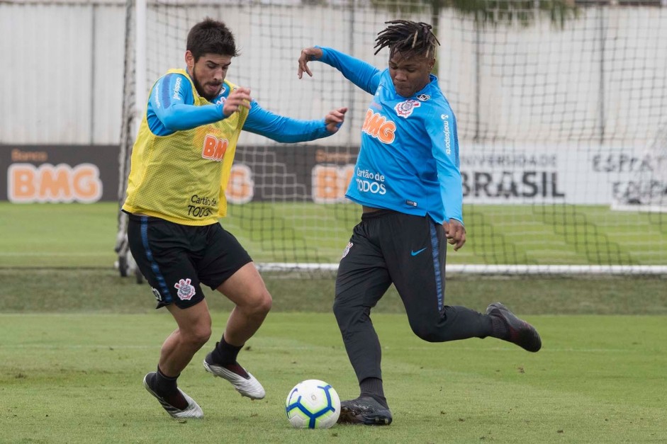 Bruno Mndez e Matheus Jesus durante treino que prepara o time para jogo contra o Cruzeiro