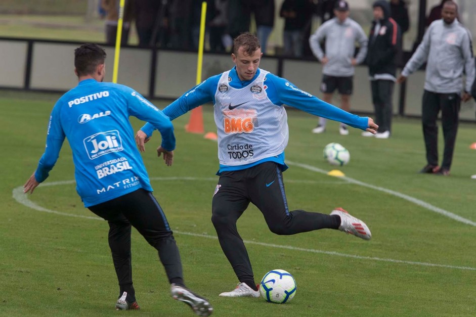 Carlos Augusto no primeiro treino após eliminação para o Flamengo, pela Copa do Brasil
