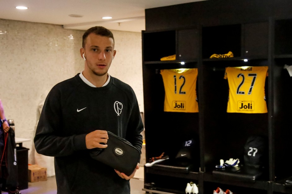 Carlos Augusto no vestiário antes do jogo contra o Flamengo, no Maracanã