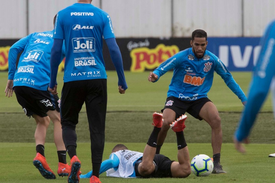 Everaldo no primeiro treino após eliminação para o Flamengo, pela Copa do Brasil