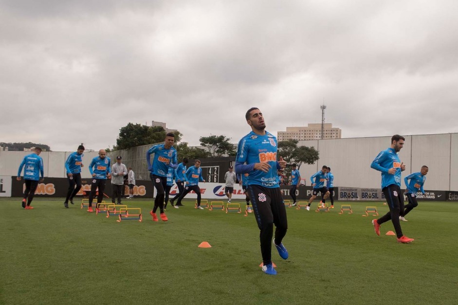 Gabriel e companheiros no treino que prepara a equipe para jogo diante o Cruzeiro