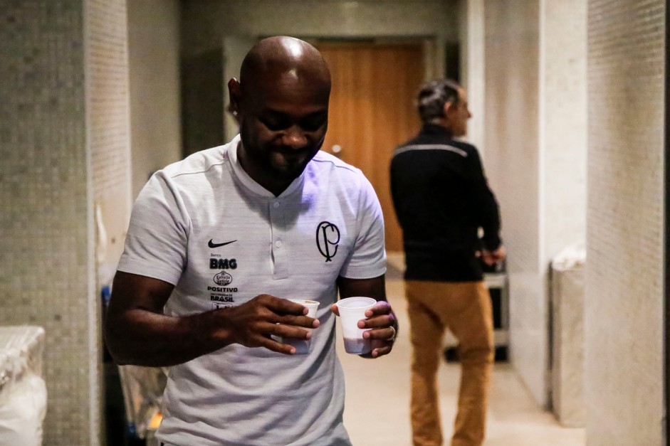 Love no vestiário antes do jogo contra o Flamengo, pela Copa do Brasil