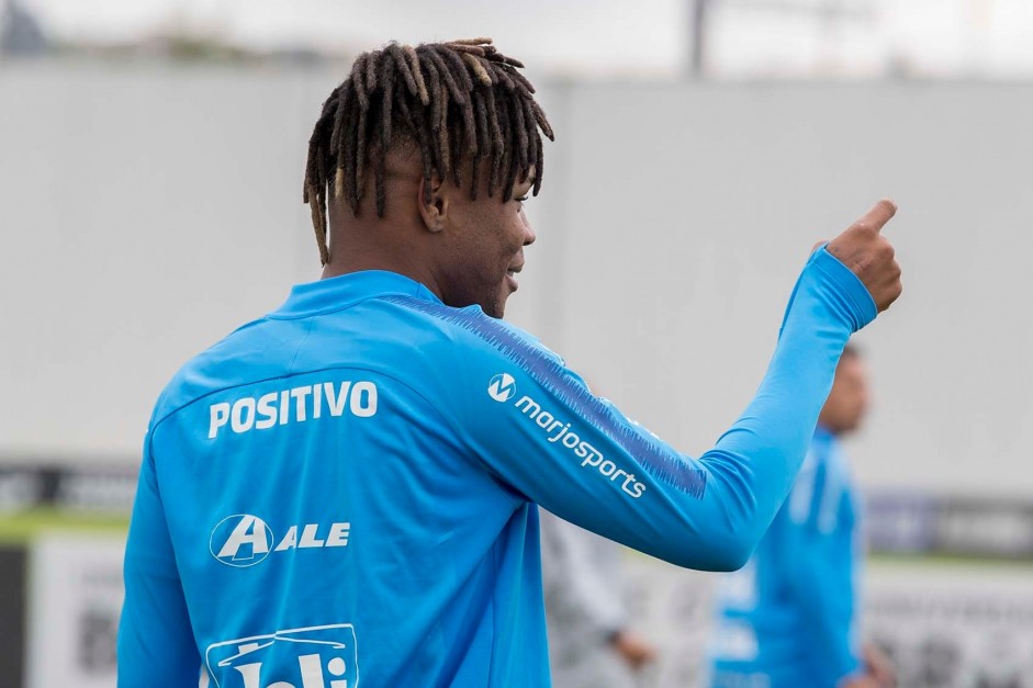 Matheus Jesus no treino que prepara a equipe para jogo contra o Cruzeiro