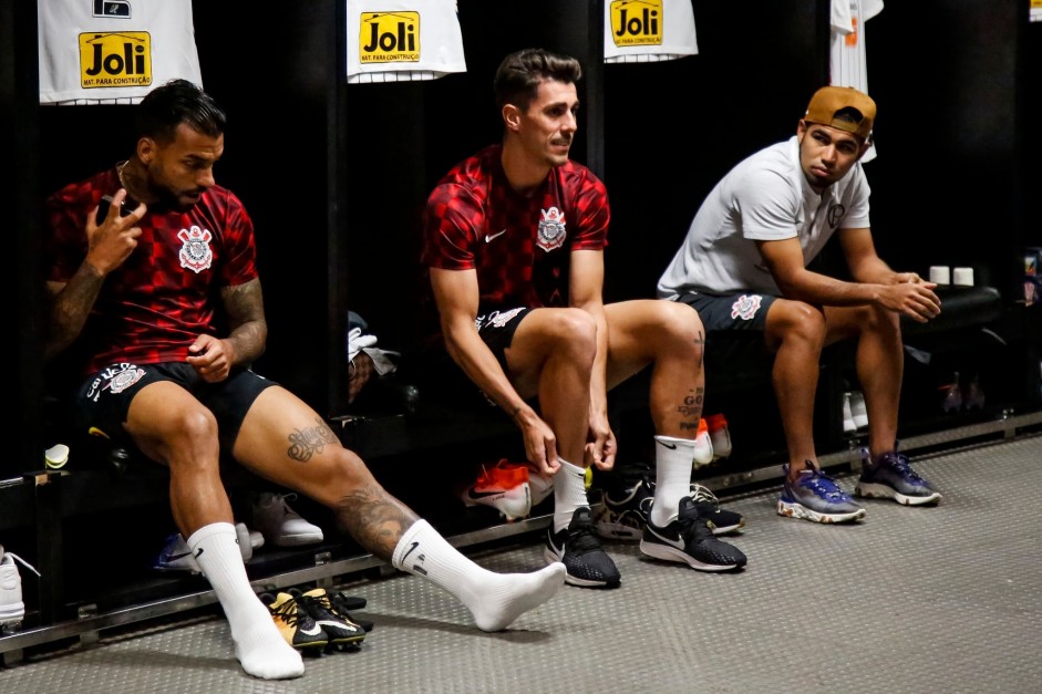 Michel, Avelar e Sornoza no vestirio antes do jogo contra o Flamengo, pela Copa do Brasil