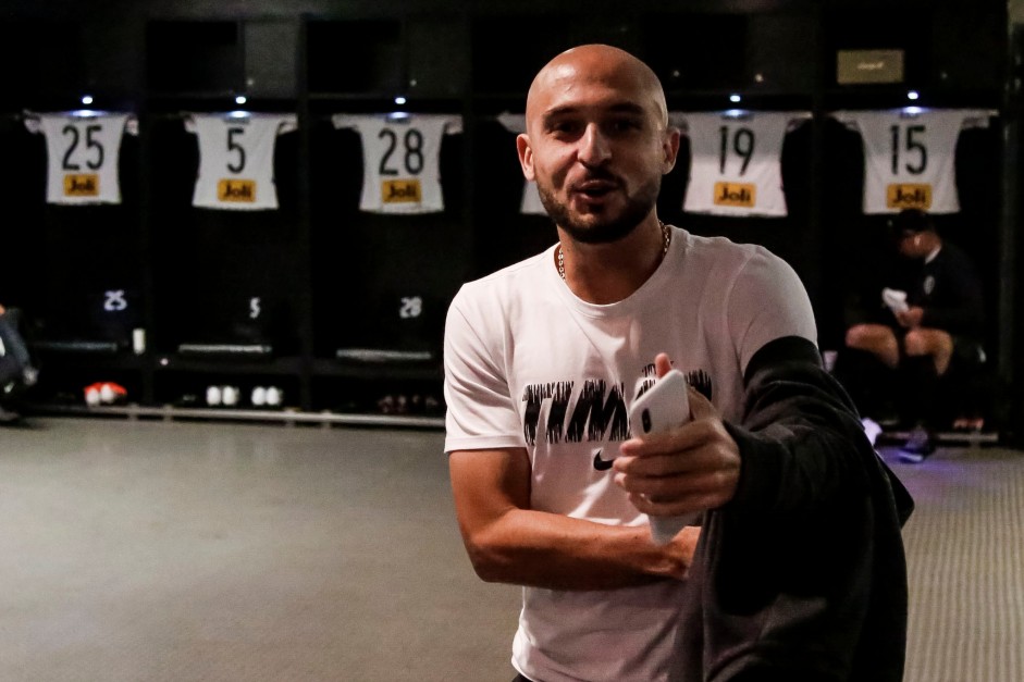 Régis no vestiário antes do jogo contra o Flamengo, pela Copa do Brasil