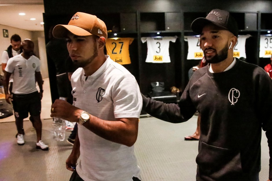 Sornoza e Clayson no vestiário antes do jogo contra o Flamengo, pela Copa do Brasil