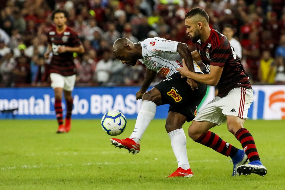 Vagner Love no jogo contra o Flamengo, pela Copa do Brasil