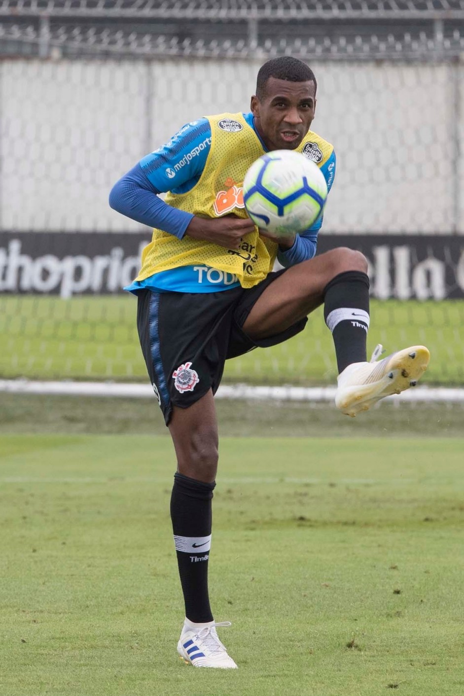 Zagueiro Marllon durante treino que prepara a equipe para jogo contra o Cruzeiro