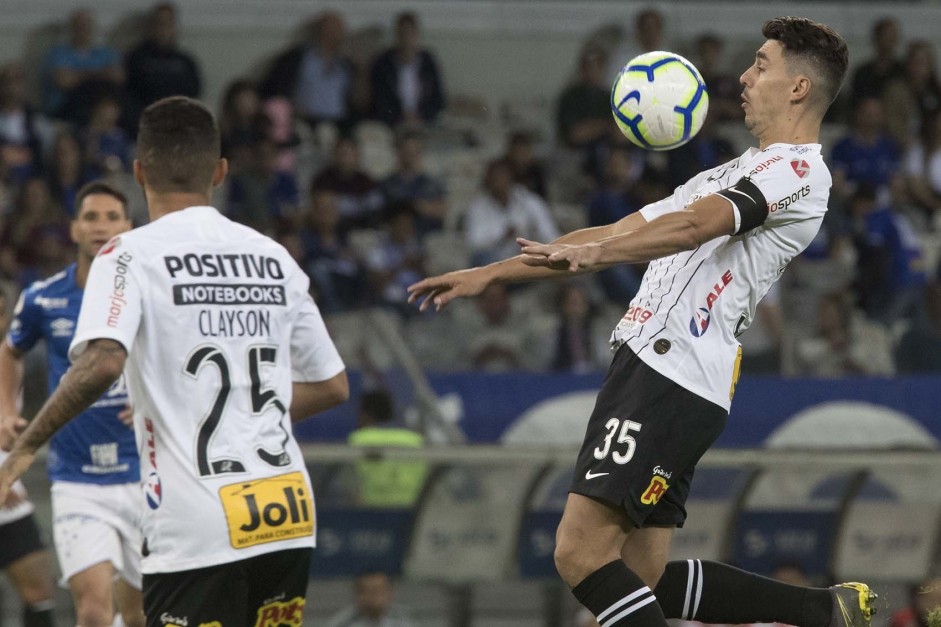 Danilo Avelar e Clayson no jogo contra o Cruzeiro, pelo campeonato brasileiro