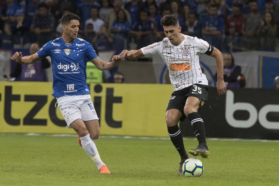 Danilo Avelar no jogo contra o Cruzeiro, pelo campeonato brasileiro