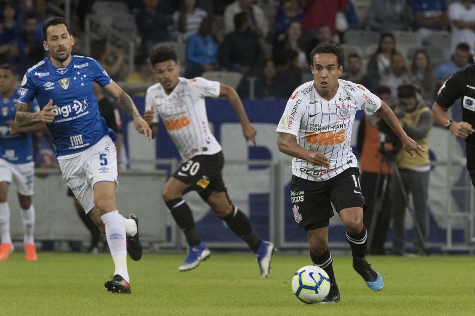 Jadson em ao no jogo contra o Cruzeiro, pelo campeonato brasileiro