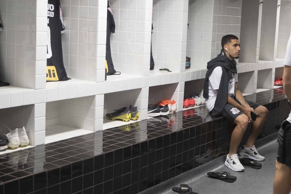 Gabriel no vestiário antes do jogo contra o Santos, pelo Campeonato Brasileiro