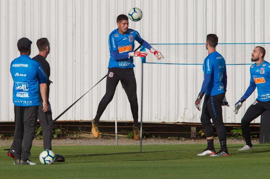 Goleiros do Corinthians fazem aquecimento no treino desta terça