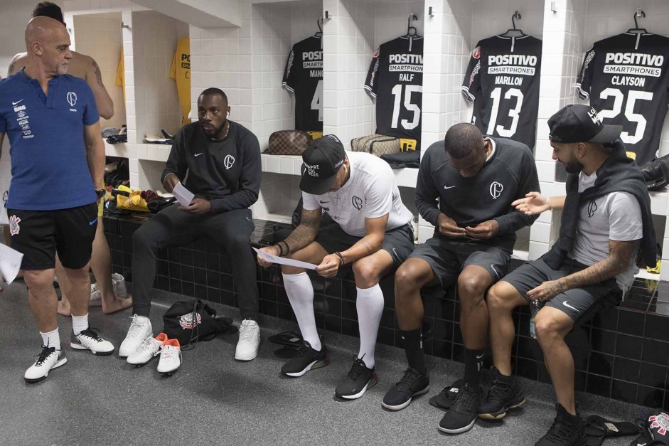 Jogadores do Corinthians no vestiário antes do jogo contra o Santos, pelo Campeonato Brasileiro