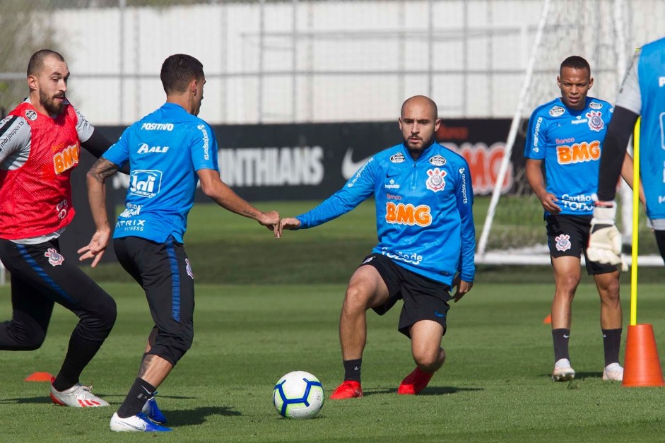 Jogadores do Corinthians treinam nesta segunda-feira