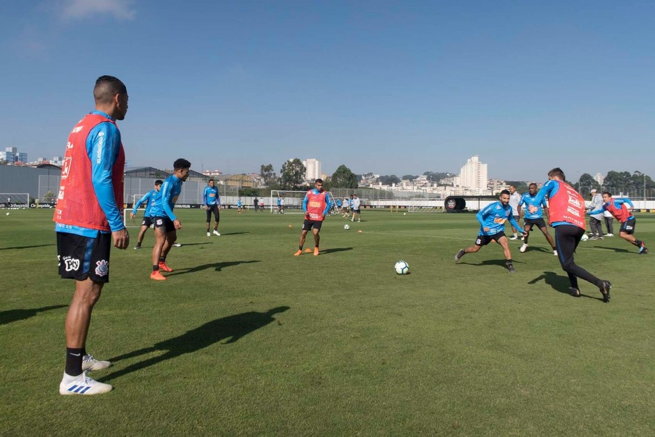 Jogadores do Corinthians treinam nesta segunda-feira