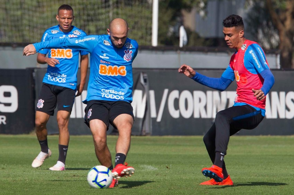 Jogadores do Corinthians treinam nesta segunda-feira