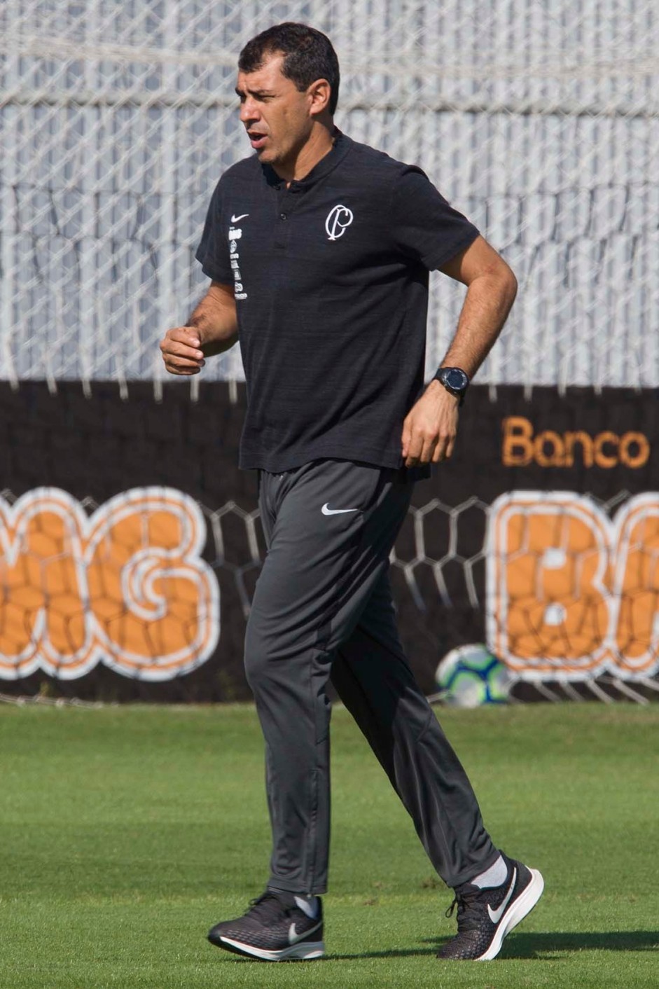 Jogadores do Corinthians treinam nesta segunda-feira