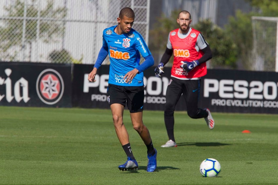 Jogadores do Corinthians treinam nesta segunda-feira