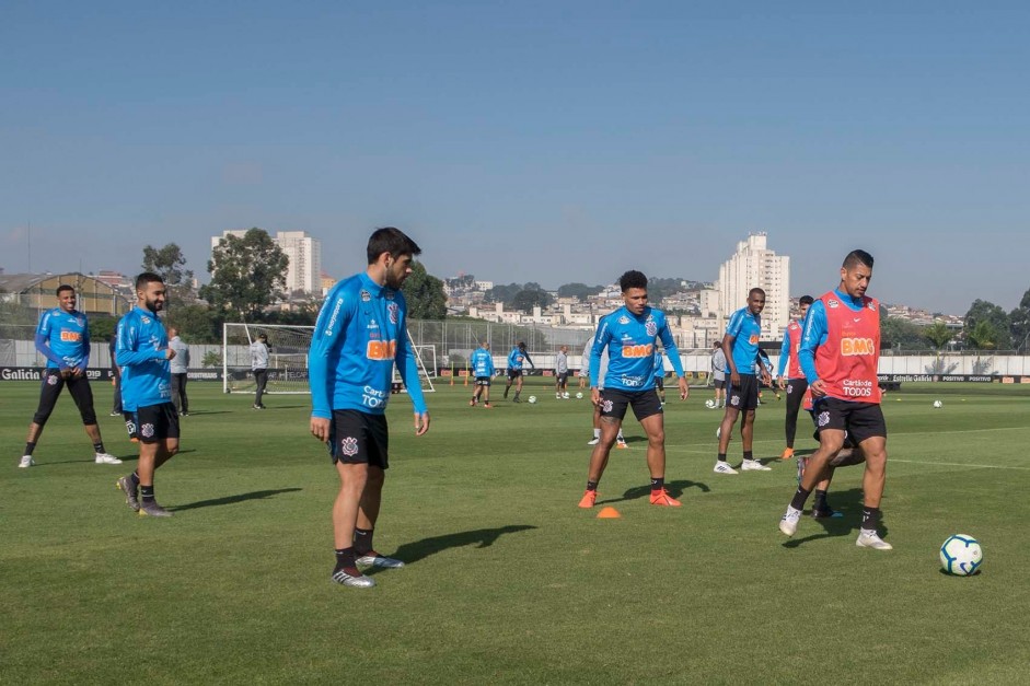 Jogadores do Corinthians treinam nesta segunda-feira