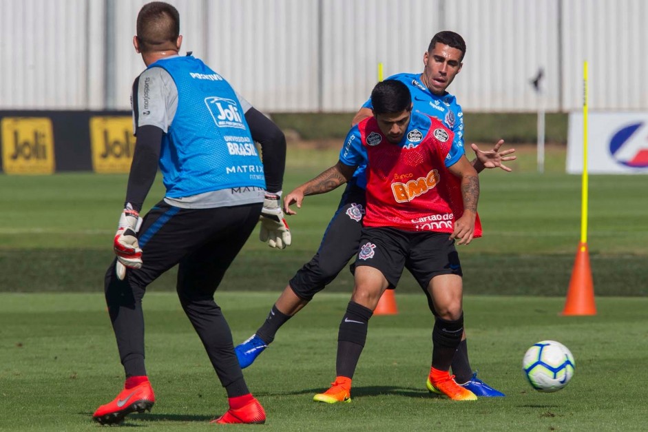 Jogadores do Corinthians treinam nesta segunda-feira