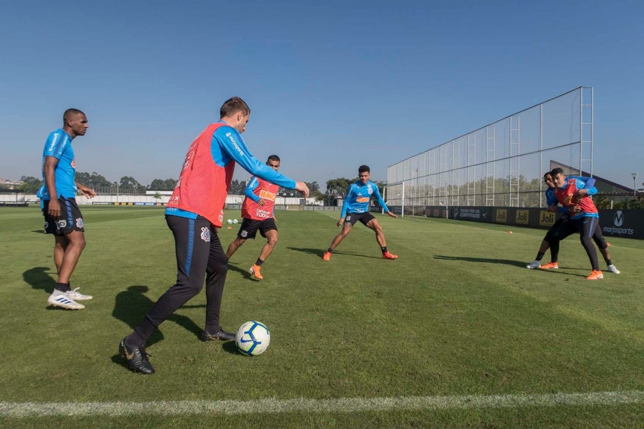 Jogadores do Corinthians treinam nesta segunda-feira