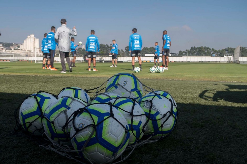 Jogadores do Corinthians treinam nesta segunda-feira