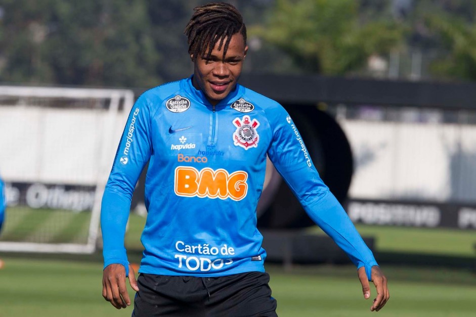 Jogadores do Corinthians treinam nesta segunda-feira