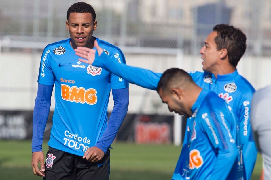 Jogadores do Corinthians treinam nesta segunda-feira