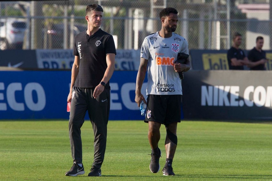 Jogadores do Corinthians treinam nesta tera-feira