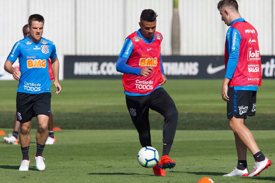 Jogadores do Corinthians treinam nesta segunda-feira