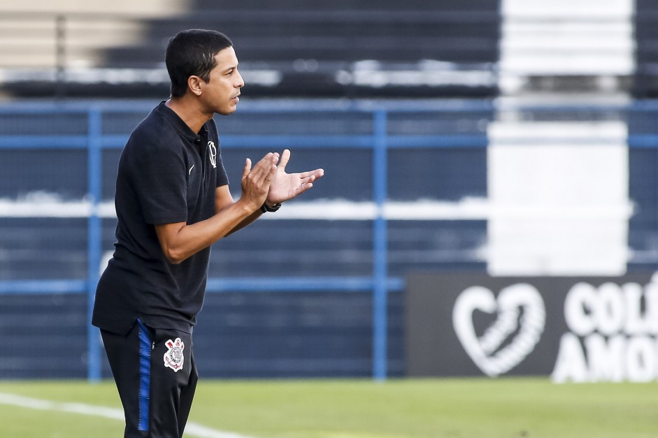 Técnico do Sub-17, Gustavo Almeida, durante jogo contra o Vitória, pelo Brasileiro Sub-17