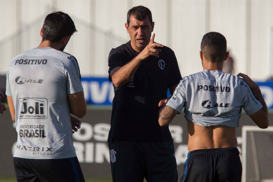 Técnico Fábio Carille a beira de campo no treino desta terça