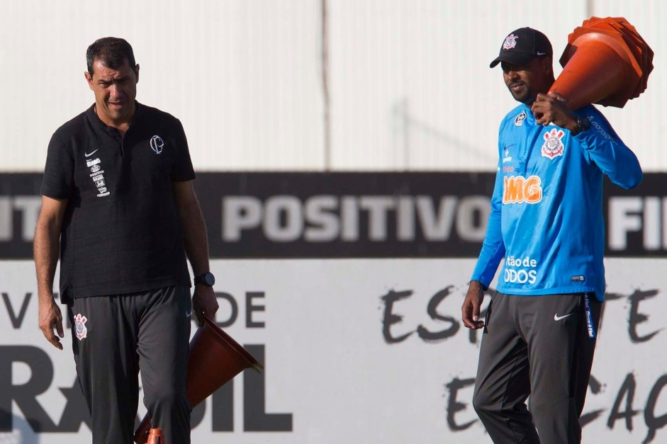 Técnico Fábio Carille a beira de campo no treino desta terça