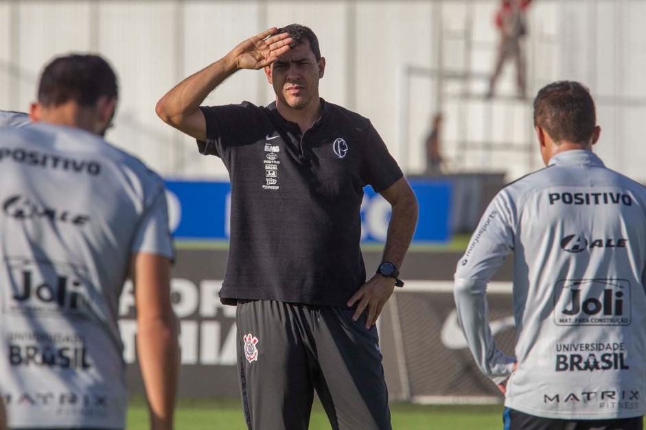 Tcnico Fbio Carille a beira de campo no treino desta tera