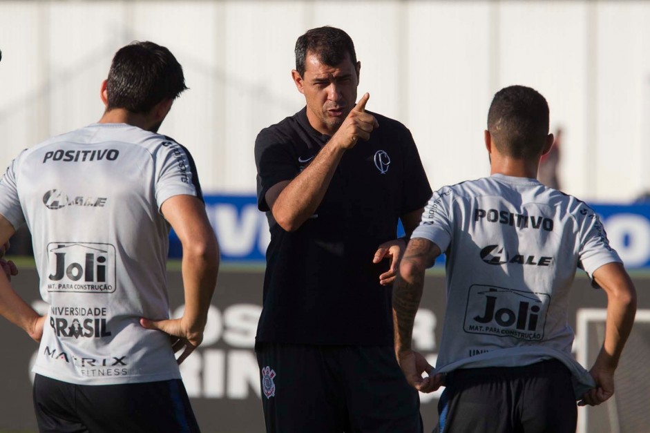 Tcnico Fbio Carille a beira de campo no treino desta tera