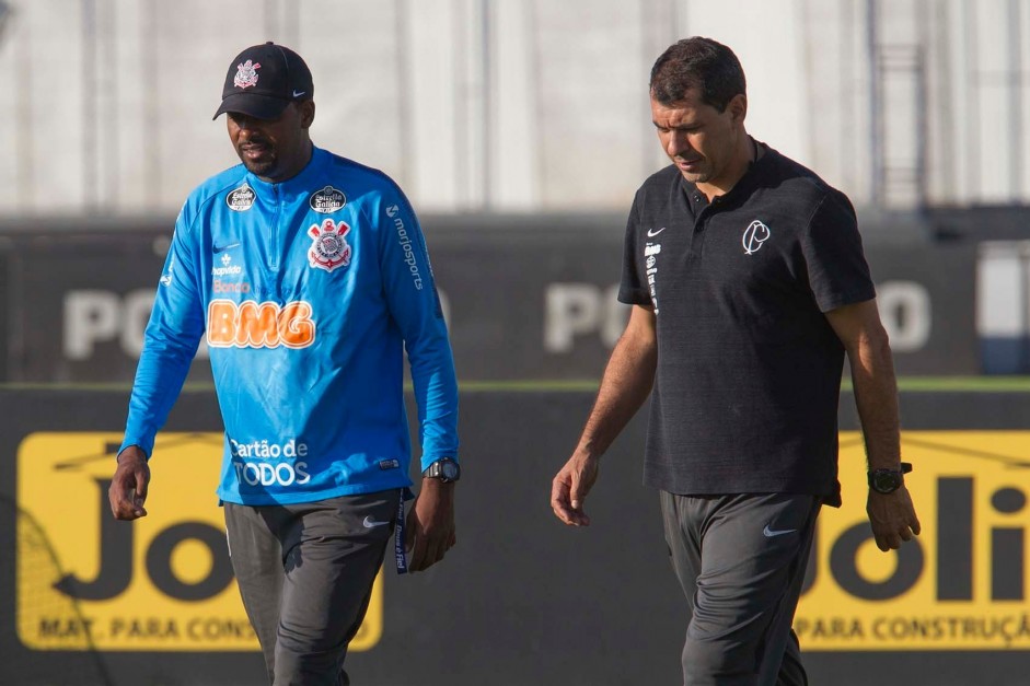 Tcnico Fbio Carille a beira de campo no treino desta tera