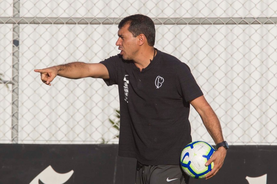 Tcnico Fbio Carille a beira de campo no treino desta tera